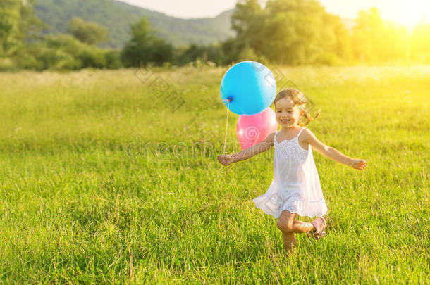 快乐快乐的女孩在夏天玩气球，玩得开心
