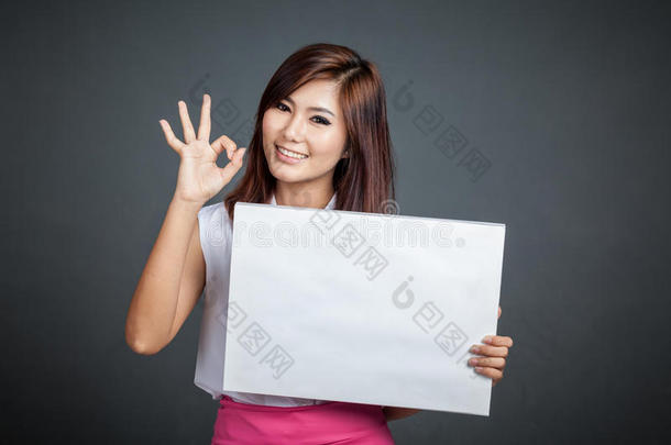 亚洲女孩举着空牌显示ok牌