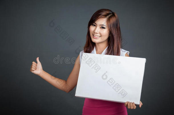 亚洲女孩举着空白的牌子搭便车