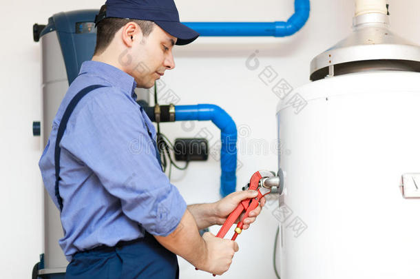 修理热水器的水管工