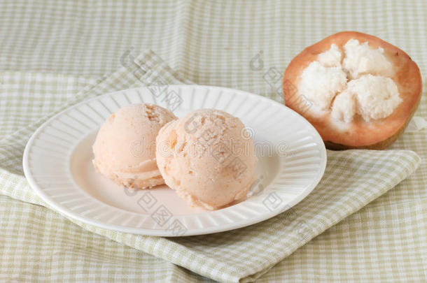 桑托尔雪糕冰淇淋勺和新鲜的桑托尔