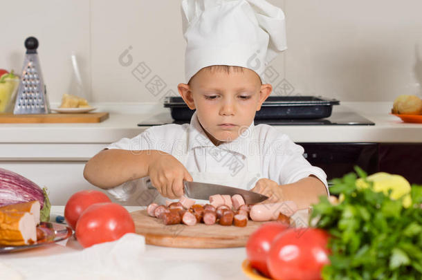 小男孩接受厨师培训