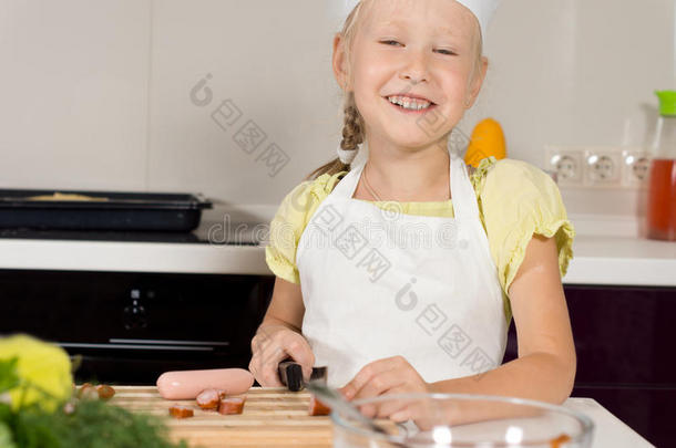 微笑的小女孩在准备<strong>饭</strong>菜