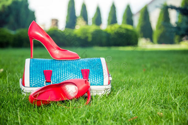 女鞋在包上和地上，女鞋是夏季女鞋