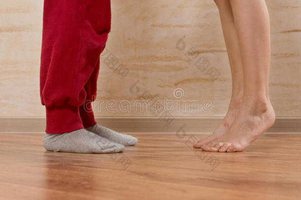 两只小脚踩在木地板上