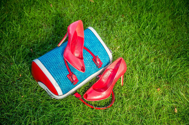 女鞋在包上和地上，女鞋是夏季女鞋