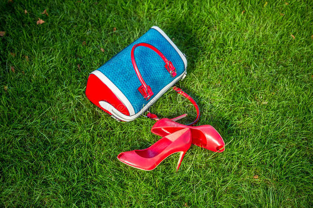 鞋子和女包放在草地上，女鞋