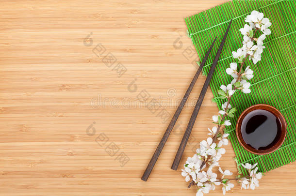 筷子、樱花枝、酱油、竹席