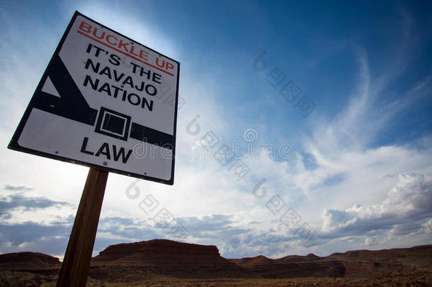 纳瓦霍族国家法律标志与野生景观