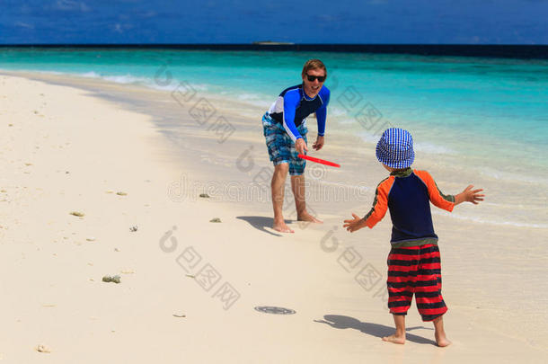父子俩在沙滩上玩飞碟