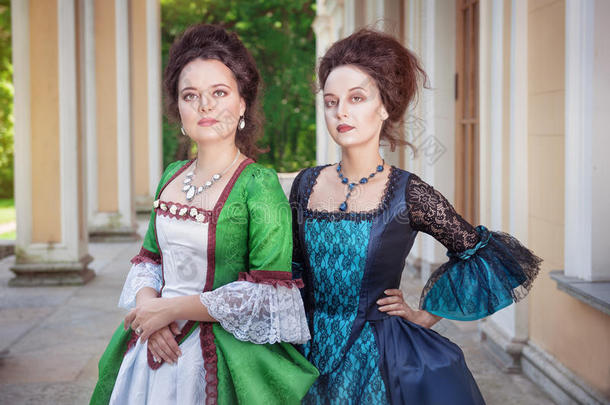 两个穿着中世纪服装的漂亮女人