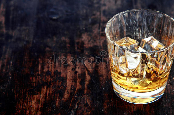 一杯威士忌、波旁威士忌或苏格兰威士忌，加冰
