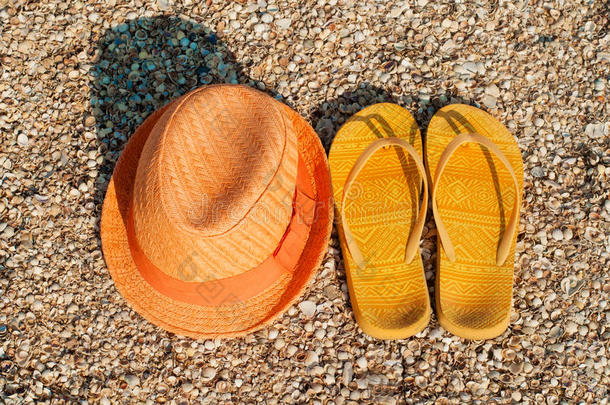 沙滩上明亮的夏日帽子和凉鞋