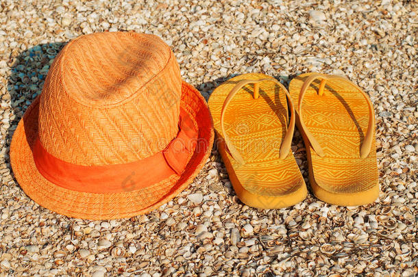 沙滩上明亮的夏日帽子和凉鞋