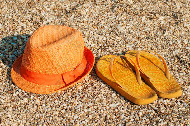 沙滩上明亮的<strong>夏日帽子</strong>和凉鞋