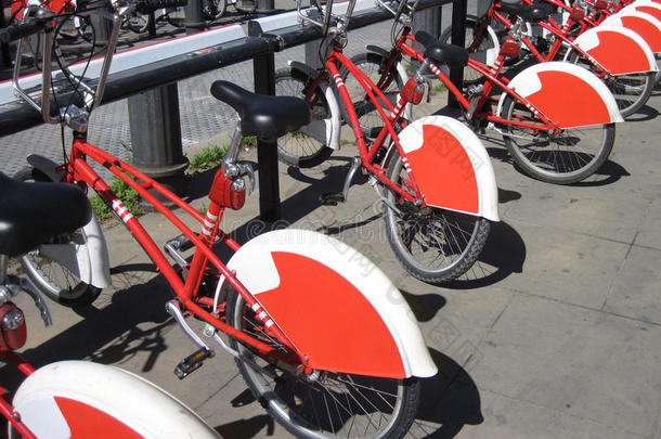 自行车共享在巴塞罗那，西班牙。 一排<strong>长长</strong>的红色和白色公共自行车