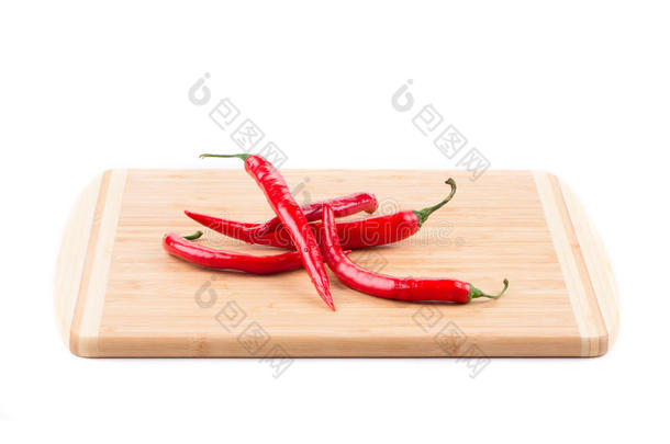 切菜板上的辣椒。