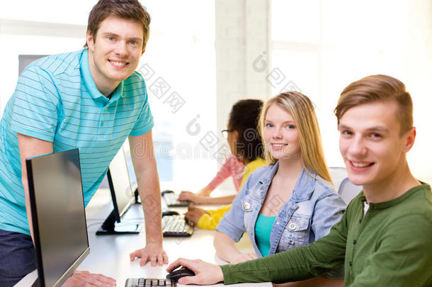计算机课上一群微笑的学生