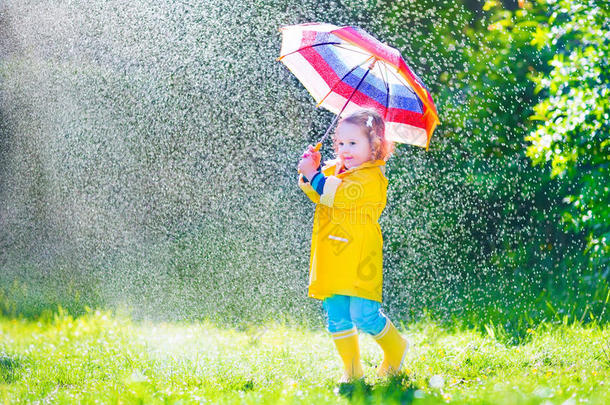有趣的小孩在雨中打伞