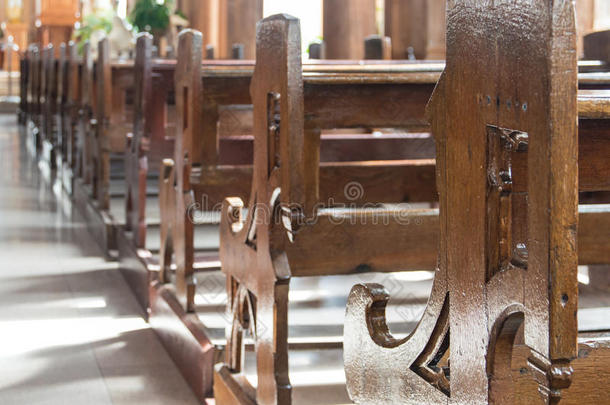 木制教堂长椅