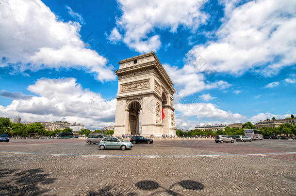 巴黎凯旋门。一个美丽的夏日伊托伊尔环岛
