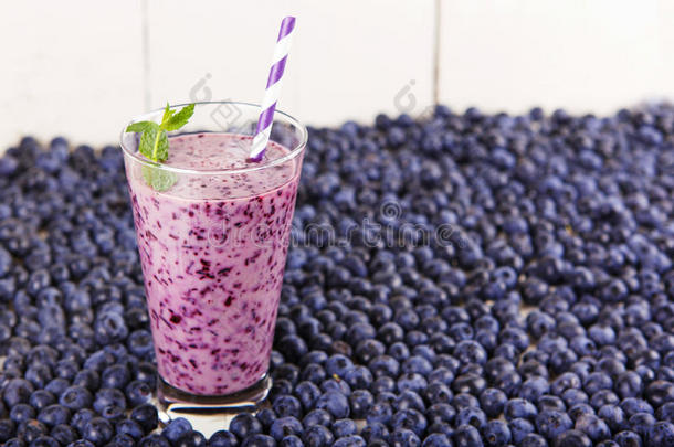 蓝莓冰沙<strong>放</strong>在一个玻璃罐里，里面<strong>放</strong>着一根稻草和一根薄<strong>荷</strong>枝