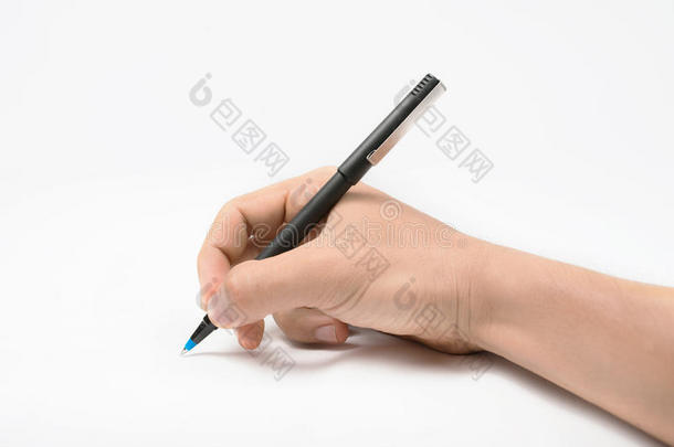 在白色背景上用钢笔覆盖纸张的手