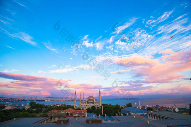 土耳其伊斯坦布尔日落时的蓝色清真寺，