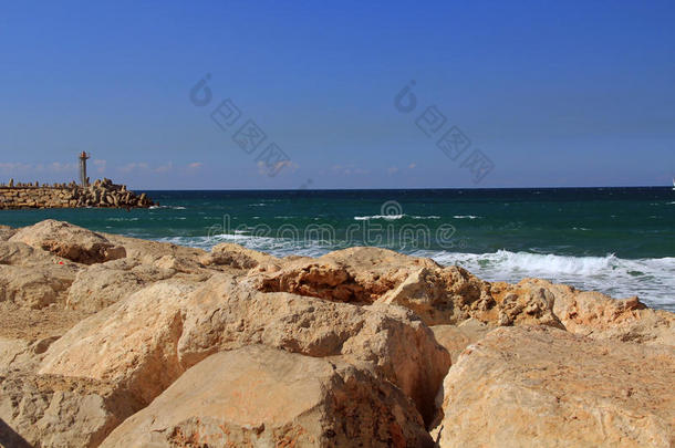 以色列赫尔兹利亚地中<strong>海上的</strong>海堤和小<strong>灯塔</strong>