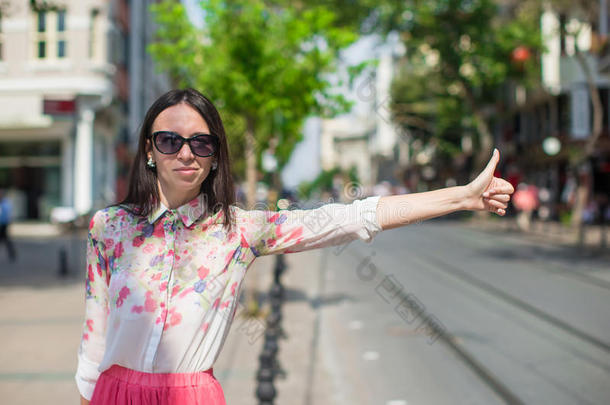 年轻漂亮的女孩在大城市<strong>打车</strong>