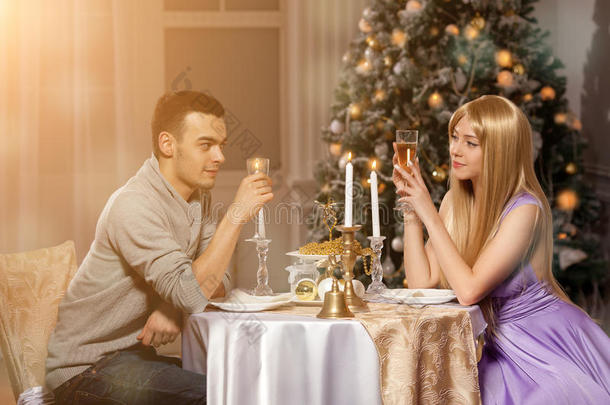 两个情人在烛光下共进浪漫晚餐。男人和女人