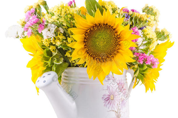 黄色的向日葵和五颜六色的野花在白色的洒水器里，特写