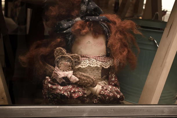 老太太洋娃娃棕色头发和几个小洋娃娃