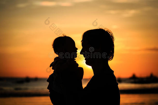 夕阳下，<strong>父亲和</strong>小<strong>女儿在海滩</strong>上