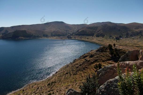 玻利维亚山区科帕卡巴纳的喀喀湖湾