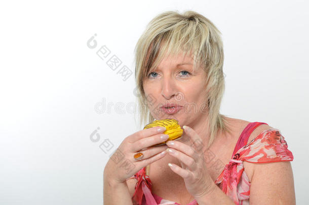 穿着粉色西装微笑着吃着黄色杏仁饼的漂亮老太太