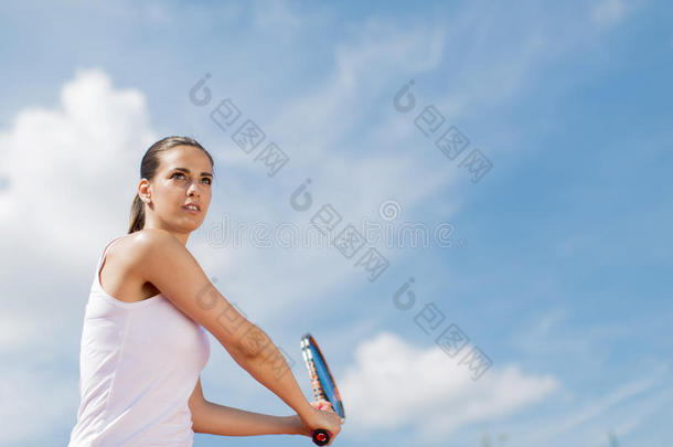 打网球的年轻女子