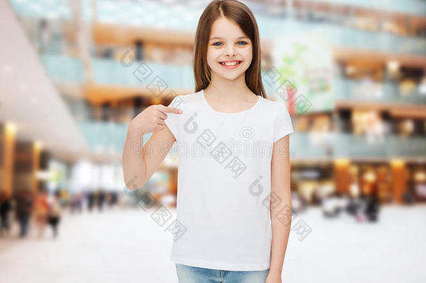 微笑的小女孩穿着白色的空白t恤