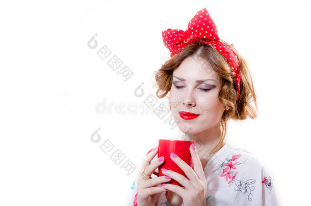 近距离写真美丽的年轻女子拿着红色的杯子开心地笑着闭上白色的眼睛
