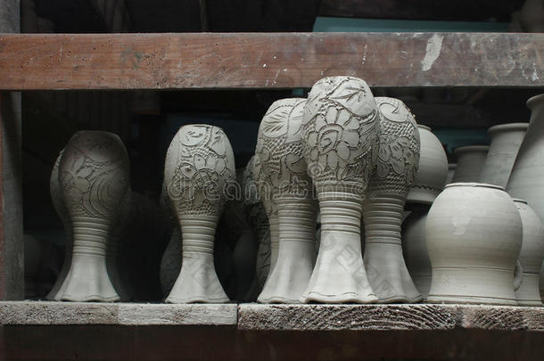 未完成的雕刻陶器花瓶