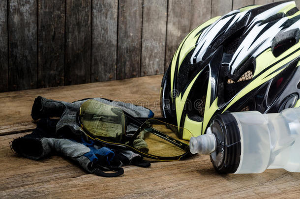 头盔，手套和水瓶-木制自行车配件。