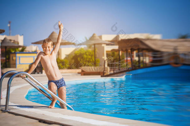 孩子在游<strong>泳池里</strong>游泳和<strong>玩耍</strong>。夏季