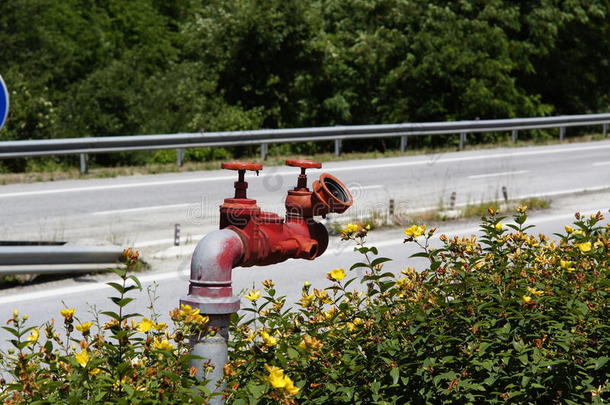 加油站附近高速公路上的红色消防栓