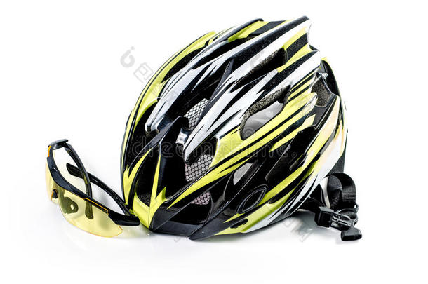 白色背景上的自行车头盔和眼镜：裁剪路径<strong>包括</strong>：不<strong>包括</strong>阴影下面。