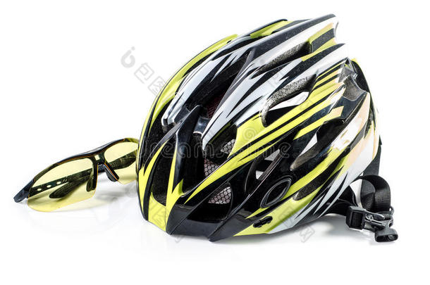 白色背景上的自行车头盔和眼镜：裁剪路径包括：不包括阴影下面