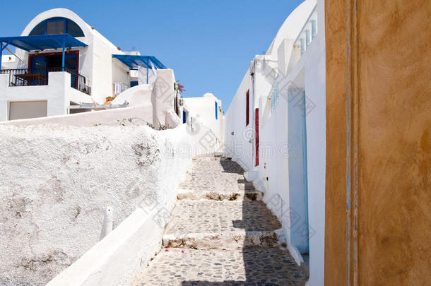 圣托里尼岛上狭窄的街道。希腊。