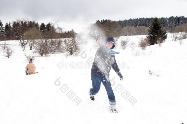 孩子穿白色衣服打雪仗