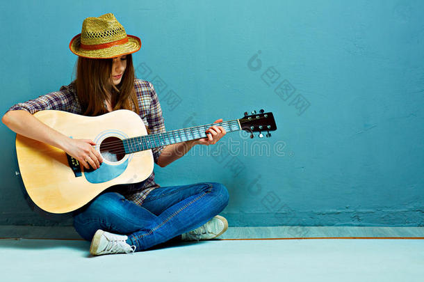 少女弹吉他。