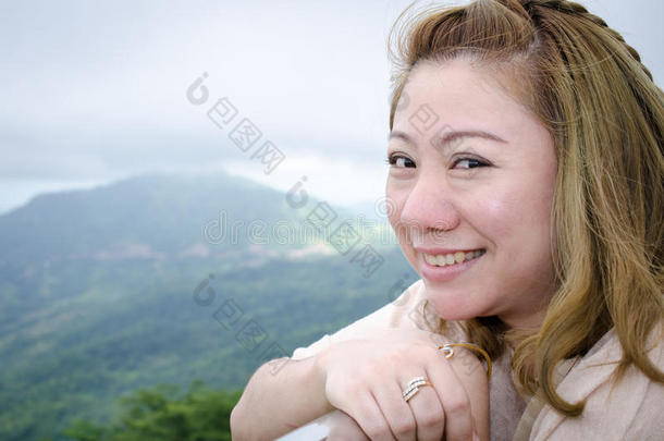 亚洲女人笑容自然率直在快乐的<strong>户外写真</strong>。