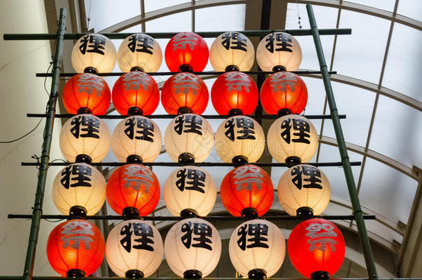 一排排发光的日本灯笼